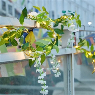 Solcelle lyskæde med hvide blomster og blade
